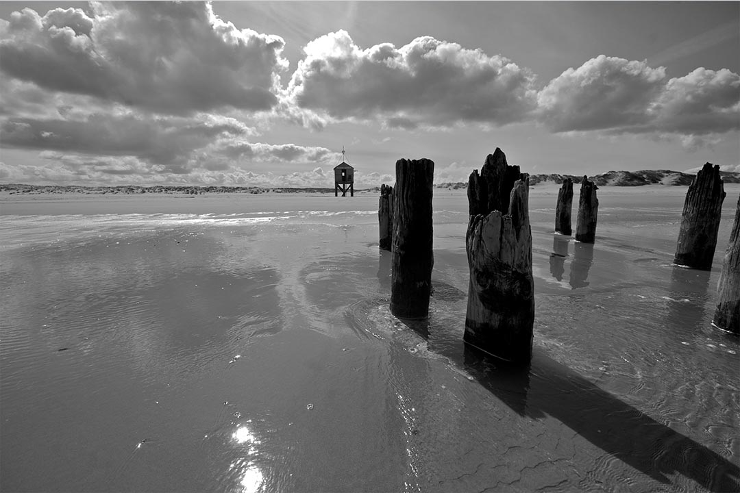 Drenkelingenhuisje met paaltjes B&W