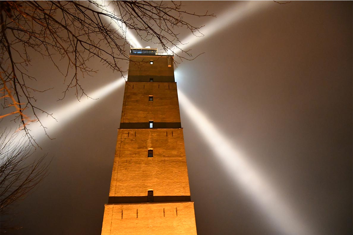 Brandaris met lichtbundel in de mist