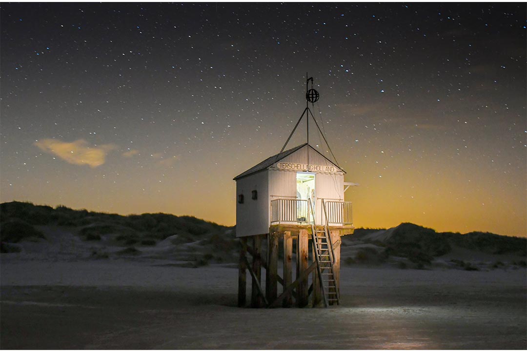 Drenkelingenhuisje met zicht op duin in de nacht