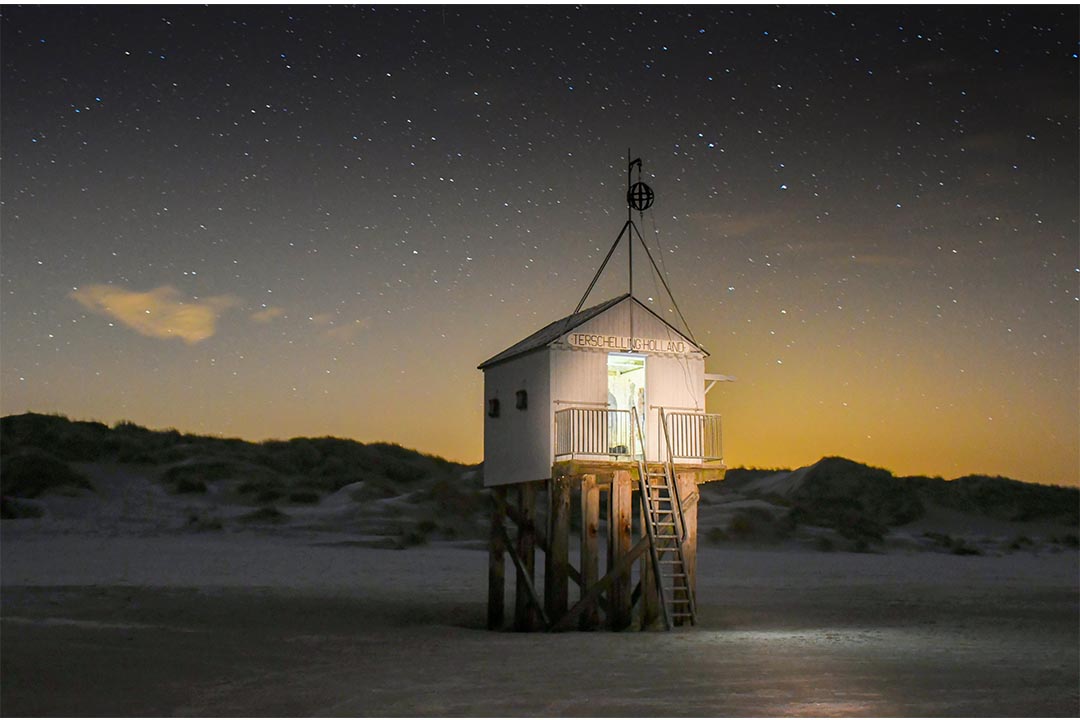 Drenkelingenhuisje met zicht op duin in de nacht